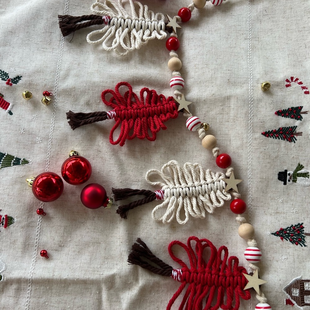 Festive Red and White Holiday Garland - Picture 5 of 5